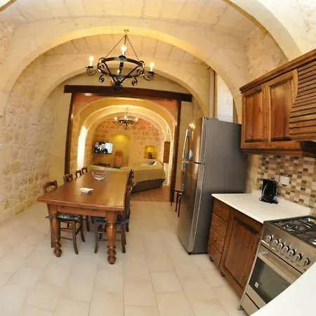 6 Bedroom With Large Private Pool *