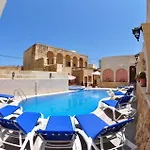 6 Bedroom With Large Private Pool בית נופש