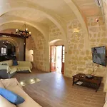 6 Bedroom With Large Private Pool בית נופש Ghajn Melel