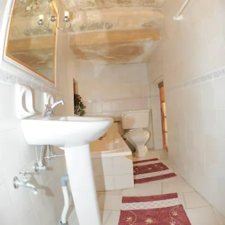 Case de vacanță 6 Bedroom With Large Private Pool Ghajn Melel