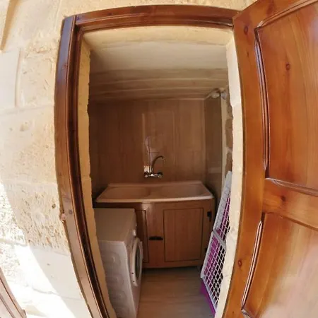 6 Bedroom With Large Private Pool Ghajn Melel