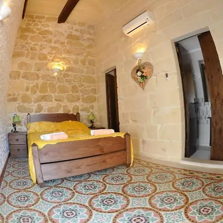 6 Bedroom With Large Private Pool Case de vacanță Ghajn Melel
