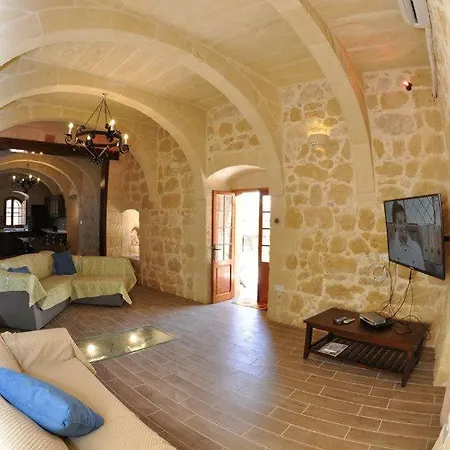 6 Bedroom With Large Private Pool Case de vacanță Ghajn Melel