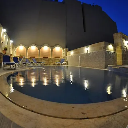 6 Bedroom With Large Private Pool *